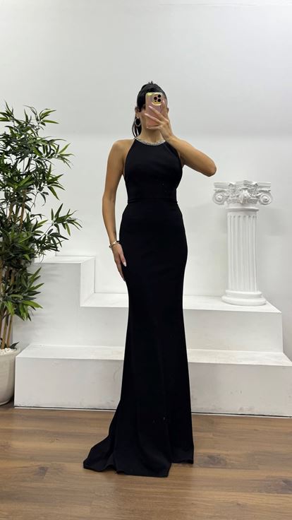 Schwarzes Abendkleid mit Neckholder-Ausschnitt und besonderem Rückendetail
